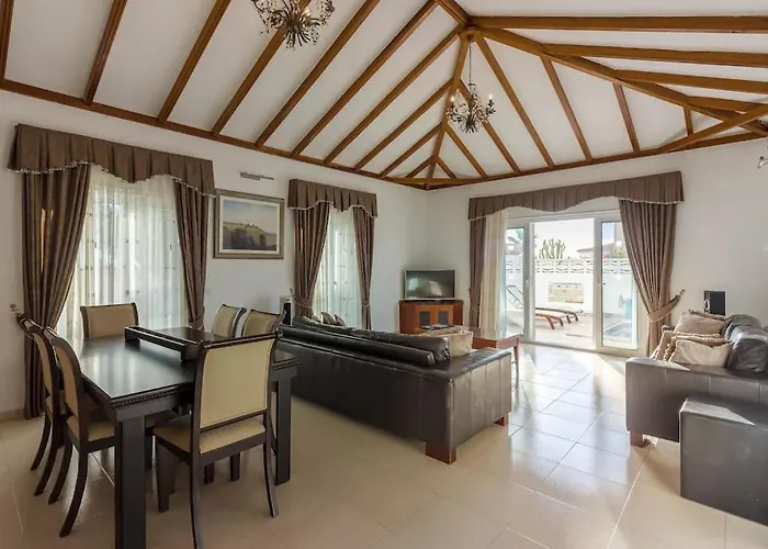 Maya. Attractive Modern 4 Bedroom * 卡亚俄萨尔瓦赫