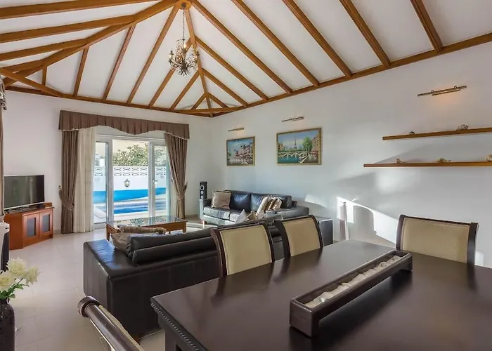 别墅 Maya. Attractive Modern 4 Bedroom