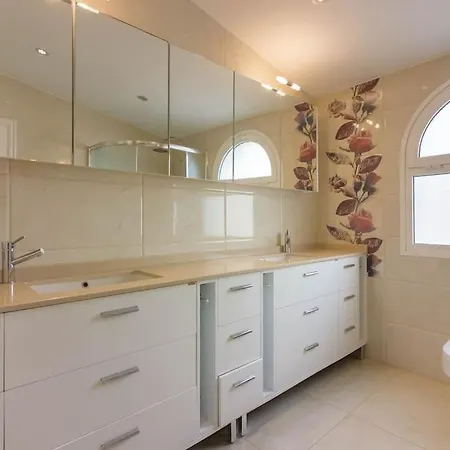 Villa Maya. Attractive Modern 4 Bedroom *