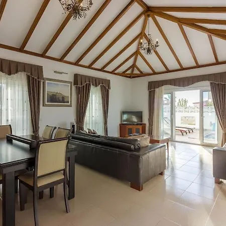 Maya. Attractive Modern 4 Bedroom * Callao Salvaje