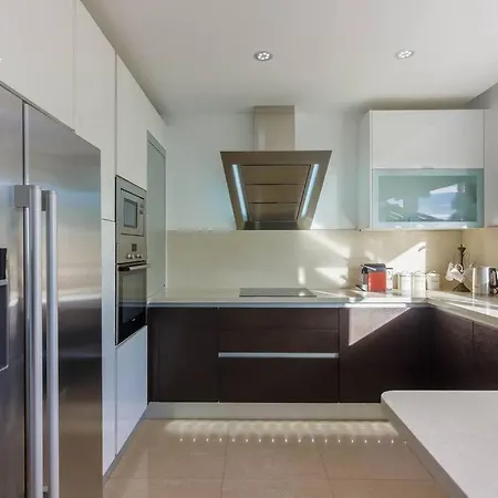 Villa Maya. Attractive Modern 4 Bedroom Callao Salvaje