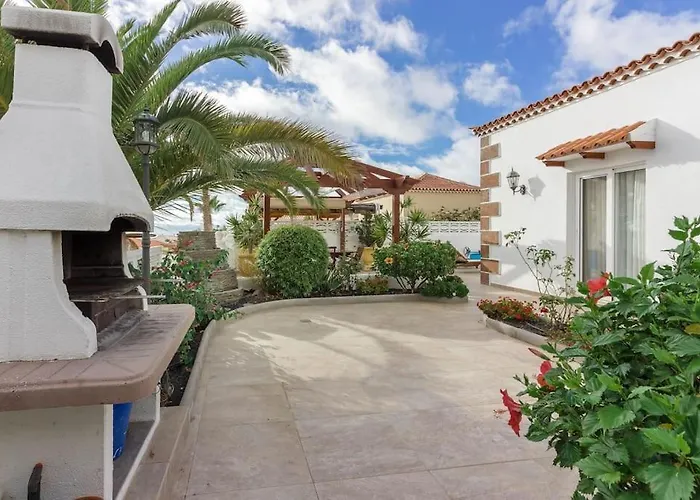 Maya. Attractive Modern 4 Bedroom Vila Callao Salvaje