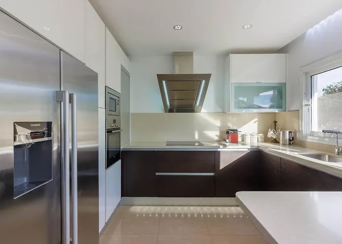 Villa Maya. Attractive Modern 4 Bedroom Callao Salvaje