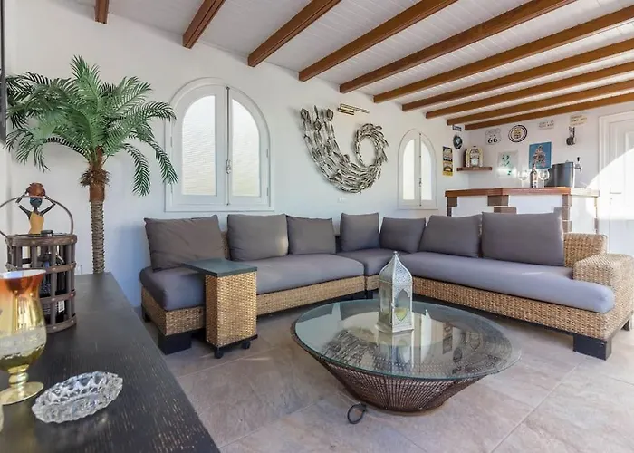 Maya. Attractive Modern 4 Bedroom Villa Callao Salvaje