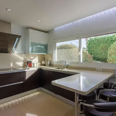 Вилла Maya. Attractive Modern 4 Bedroom