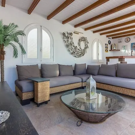 Maya. Attractive Modern 4 Bedroom Villa Callao Salvaje